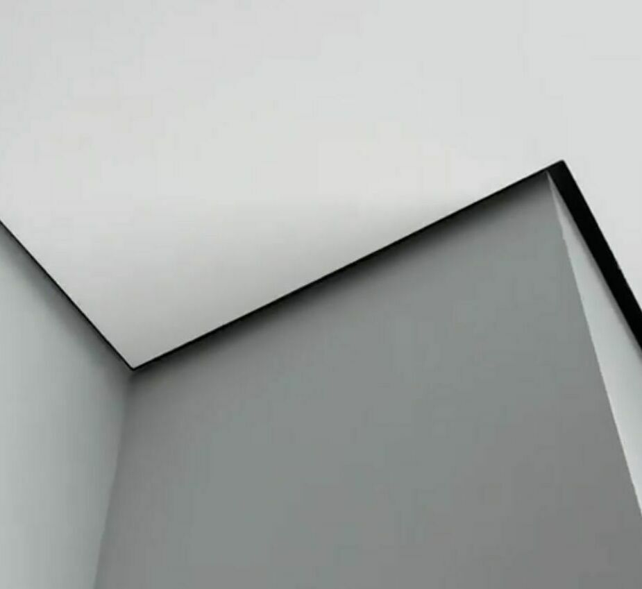 Теневой потолок — это технология монтажа, которая даёт «правильный» зазор между стеной и полотном.