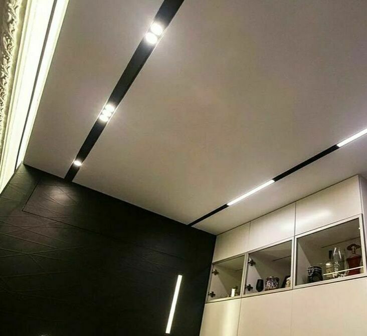 Световые линии применяются в качестве основного или декоративного освещения. Чёрно-белый профиль предназначен для контрастного выделения линии освещения. Это эффектное и интересное решение в дизайне потолков. 