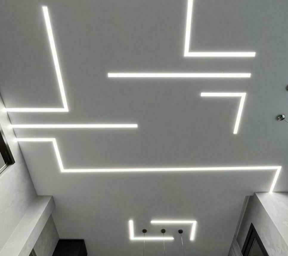 Световые линии на натяжном потолке – относительно новый вид дизайна потолка.
